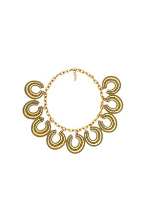 Naszyjnik z łańcuchem w kolorze złota, ozdobiony sześcioma półksiężycowymi zawieszkami z misternym wykończeniem z koralików, które zwiększa fakturę i atrakcyjność wizualną.