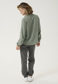 Kaffe Pluus - jungle green cc