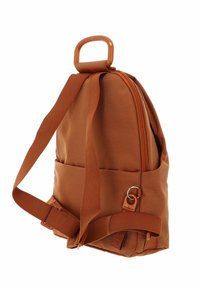Sac à dos en tissu marron avec une finition texturée, forme incurvée, bretelles réglables, poche avant et une poignée supérieure pour le transport.