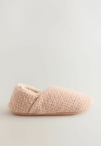 Rosa strukturierter Hausschuh mit einer weichen, kunstpelzgefütterten Innenseite, mit geschlossener Zehenpartie und offener Ferse, ideal für den Komfort im Innenbereich.