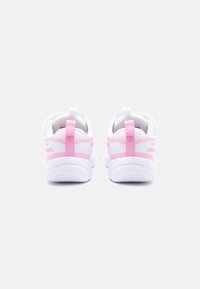 Λευκά και ροζ αθλητικά παπούτσια, εμφανιζόμενα από πίσω, με θηλιές για έλξη και υφασμένα πέλματα σε απλό φόντο.