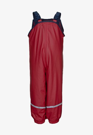 Salopette rossa impermeabile con bretelle blu regolabili, polsini elasticizzati e strisce riflettenti. Texture liscia, adatta per condizioni umide.