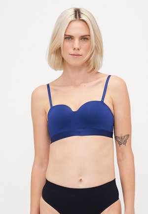 Blauwe, nauwsluitende beha met een gladde, gestructureerde afwerking en een scalloped rand. Dunne, verstelbare bandjes en een logo-band aan de basis. Zwarte hoge tailleslip.