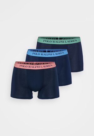 Sett med tre par mørkeblå boxer shorts med kontrastfargede elastiske midjebånd: rød, lyseblå og grønn, med "POLO RALPH LAUREN" tekst.
