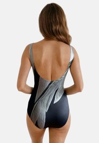 Zwarte tankini met zilveren veerpatronen, voorzien van een lage rug en brede schouderbanden, gemaakt van een gladde, rekbare stof.