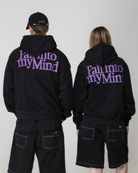 Zwarte hoodies met grote paarse tekst "Fall into myMind" op de achterkant, gecombineerd met zwarte shorts met witte stiksels.