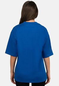 T-shirt in cotone blu con collo rotondo, maniche corte e vestibilità rilassata. Tessuto liscio e senza motivi o dettagli visibili.