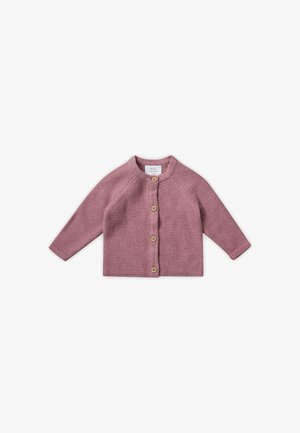 Cardigan en tricot pour enfants en rose pâle, avec des manches longues, un col arrondi et quatre boutons en bois sur le devant.