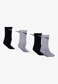 Sex par strumpor i svart, vitt och grått; ribbad textur; varje par visar en liten svart Nike swoosh-logotyp.