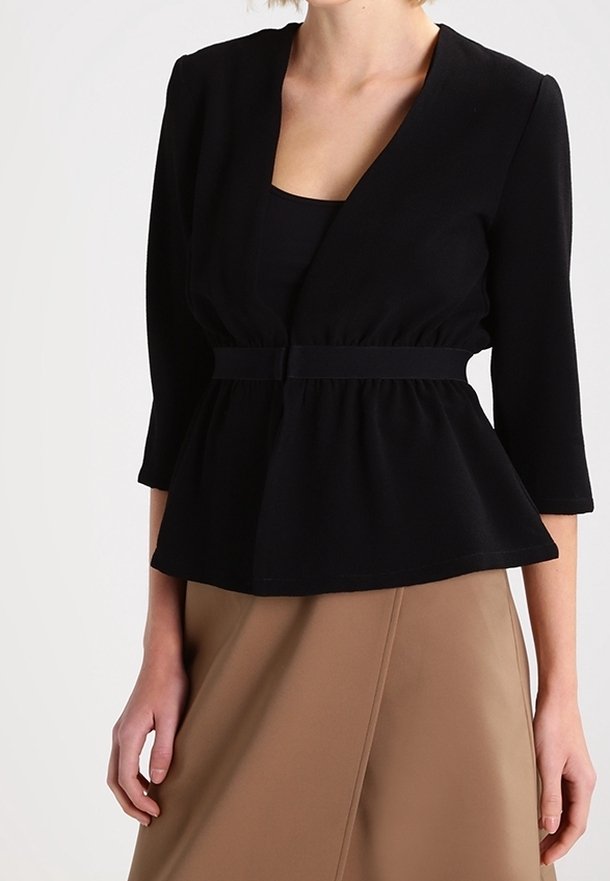 Zwarte peplumjacket met een diepe V-hals, driekwartmouwen en een getailleerde taille. Gemaakt van gladde stof met een subtiele textuur.