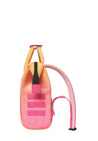 Rugzak met oranje en roze gradient stof, rechthoekige vorm, zwarte rits, roze schouderbanden en drie buitenste luspatches voor bevestigingen.
