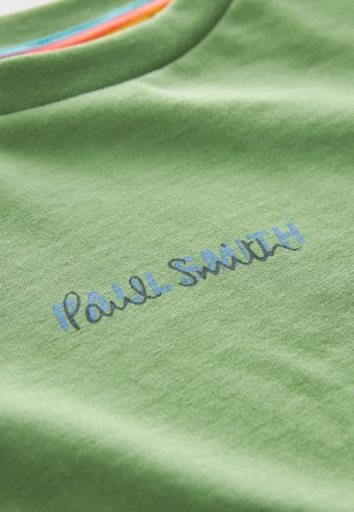Zaļš kokvilnas T-krekliņš ar zilo slīpuma "Paul Smith" logo, ar košām akcentu šuvēm redzamām ap kakla izgriezumu.