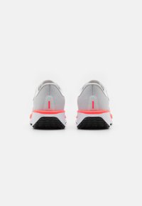 Nike Performance QUEST 6 - Tekaški copati za cesto - photon dust/dark raisin/hot punch/white/crimson tint