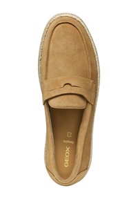Mocassino slip-on in suede color tan, con punta tonda, dettagli cuciti e soletta in juta intrecciata. Logo dorato all'interno della scarpa.