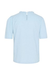 Camicia azzurro chiaro a maniche corte con tessuto testurizzato, scollatura a volant e chiusura a occhio di bue sul retro con un bottone decorativo.