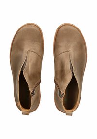 Stivali alla caviglia in pelle marrone con una texture liscia, dotati di cerniere laterali, punta arrotondata e suola in gomma tan a contrasto.