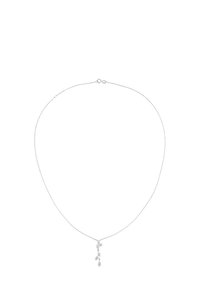 Sidabrinis kaklaraištis su subtilia grandinėlė, kuris turi pakabuką iš trijų ašarėlių formos ir lapų akcentų, tekstūruotų sudėtingais raštais.