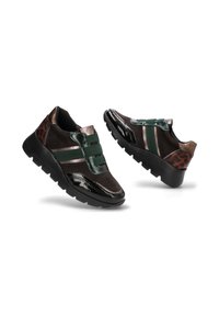 Zapatillas deportivas en negro y marrón que presentan una mezcla de materiales, incluyendo acentos brillantes, correas verdes y un diseño de talón con patrón.