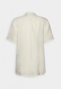 Camisa de lino de manga corta en color blanco roto con un corte relajado, que presenta un cuello tipo banda y una costura en la parte posterior. Textura suave y diseño minimalista.