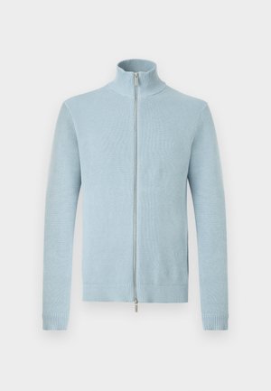 Pull en tricot bleu clair avec fermeture éclair, col montant et poignets et ourlet côtelés, présenté sur un fond blanc.