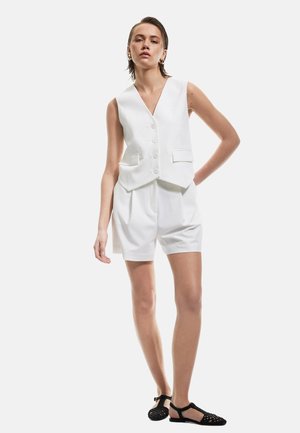 POCKET DETAIL - Shorts - off white