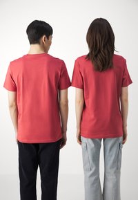 Calvin Klein Jeans DISRUPTED OUTLINE MONOLOGO TEE UNISEX - Apdrukāts T-krekls - garnet