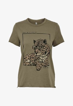 Camiseta de algodón verde oliva con un gráfico de leopardo, con letras negras "ThrILL" y un borde rectangular. Corte casual y mangas cortas.