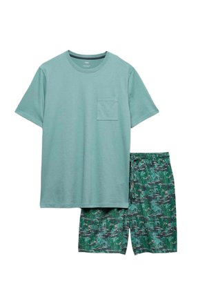 Licht turquoise kortärmelig T-shirt met borstzak, gecombineerd met groene korte broek met tropische print en elastische taille, platliggend op een witte achtergrond.