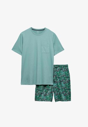 Licht turquoise kortärmelig T-shirt met borstzak, gecombineerd met groene korte broek met tropische print en elastische taille, platliggend op een witte achtergrond.