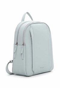 Hele sinine seljakott, mis on valmistatud siledast sünteetilisest materjalist, millel on kaks lukuga taskut, ülemine sang ja külgedel detailid.