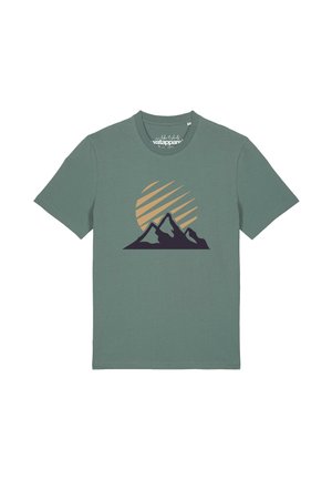 Grünes T-Shirt mit kurzen Ärmeln mit einer Grafik von drei dunklen Bergen und einer großen gestreiften orangen Sonne dahinter.