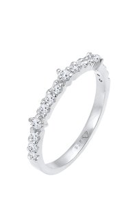 Silberner Ring mit einer Reihe funkelnder klarer Kristalle in einem glatten Band, mit polierter Oberfläche und dezenter gewellter Gestaltung.