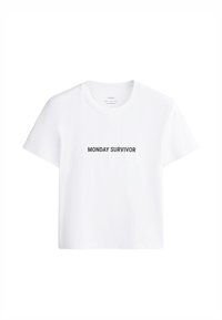 Hvid T-shirt med korte ærmer og rund hals, med sort tekst "MONDAY SURVIVOR" trykt centreret på forsiden.
