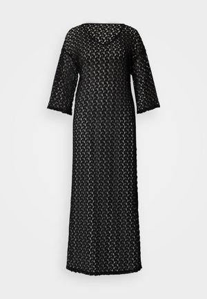 Svart blondekjole med V-hals, trekvartslanger og en lang, flytende silhuett. Har intrikate, delikate mønstre gjennom hele.