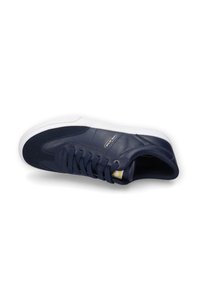 Navy-blaues Low-Top-Sneaker mit Obermaterial aus Leder und Textil, weißer Gummisohle, Schnürdesign und einem kleinen Logo-Akzent an der Seite.