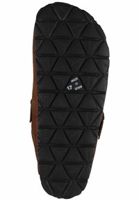 Brązowa zamszowa podeszwa buta z czarną gumową podstawą z teksturowanym, trójkątnym wzorem. Tekst wskazuje "WYPRODUKOWANO W HISZPANII" oraz rozmiar 37.