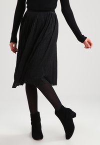 United Colors of Benetton Pleated skirt - black