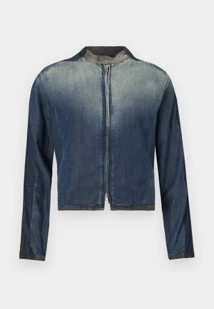 Spijkerjack met een cropped ontwerp, donkerblauwe gradient, rits aan de voorkant en een zwarte kraag. Lange mouwen met contrasterende stofdetails.