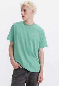 Levi's® RELAXED FIT GRAPHIC TEE - Camiseta básica - chrome headline beryl green