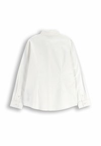 Biała koszula z długim rękawem wykonana z gładkiej tkaniny, z zaostrzonym kołnierzem i zapinanymi na guziki mankietami. Charakteryzuje się dopasowanym krojem i subtelnymi bocznymi szwami.