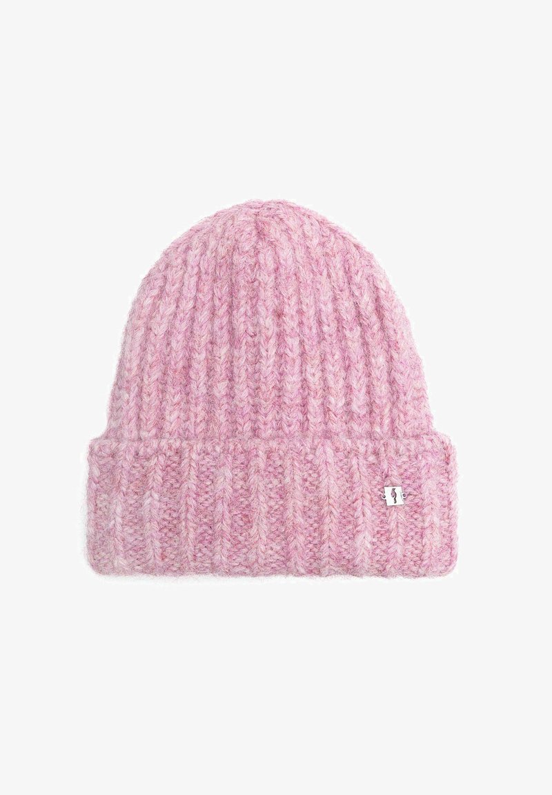 Miękka różowa czapka dziana z prążkowanym wzorem i złożonym mankietem, z małą srebrną prostokątną metką po prawej stronie mankietu.