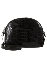 Borsa a tracolla nera in similpelle con una texture a motivo coccodrillo, forma arrotondata, chiusura con zip superiore e tracolla staccabile.
