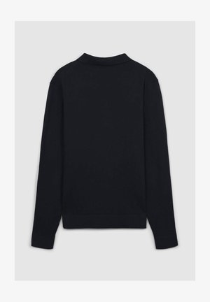 Polo a maniche lunghe nera con colletto classico, polsini a coste e orlo dritto. Tessuto morbido con una texture liscia, senza motivi né dettagli.