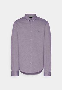 Chemise boutonnée violette à manches longues, col et ourlet arrondi, avec un petit logo "BOSS" noir sur la poitrine.
