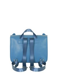 Bolso de hombro de cuero azul con un diseño plano, que cuenta con dos correas de satén y herrajes plateados. Textura suave con detalles mínimos.