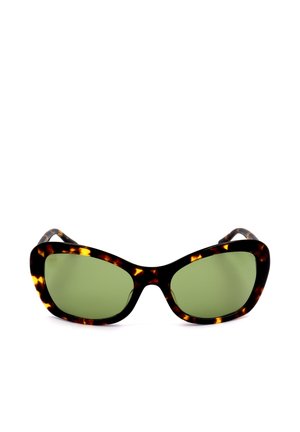 Occhiali da sole a occhi di gatto in tartaruga con lenti verdi, mostrati frontalmente su sfondo bianco.