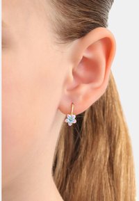 Pendientes de aro de oro con un diseño floral que presenta pétalos en tonos pastel y una gema azul en el centro. Estructura ligera y delicada.
