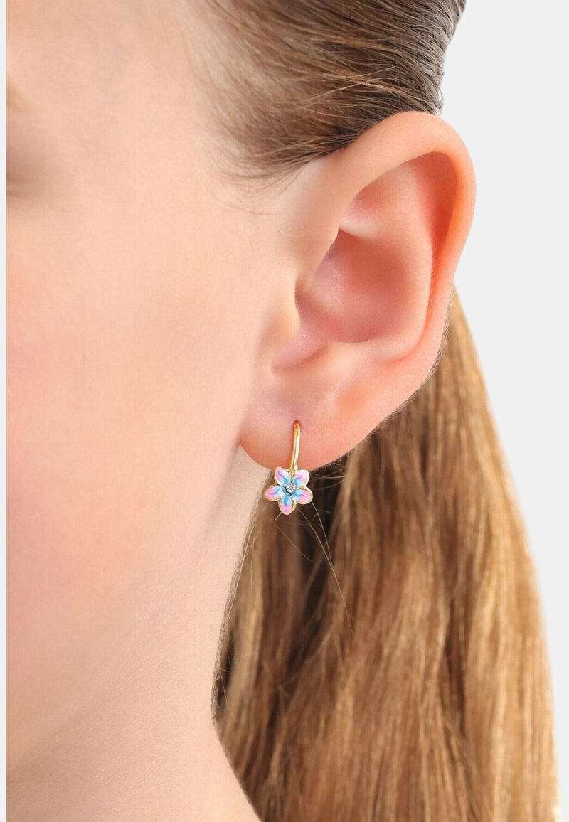 Pendientes de aro de oro con un diseño floral que presenta pétalos en tonos pastel y una gema azul en el centro. Estructura ligera y delicada.