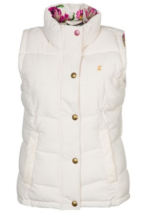 Chaleco blanco acolchado sin mangas con cuello alto forrado en tela floral y botones de presión dorados en el frente.