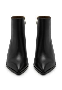 Zwarte leren enkelboots met een spitse neus, een gladde textuur en een rits aan de zijkant met een gouden trekker.
